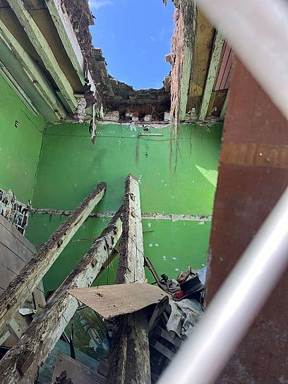 SE DERRUMBA TECHO DE UNA VECINDAD