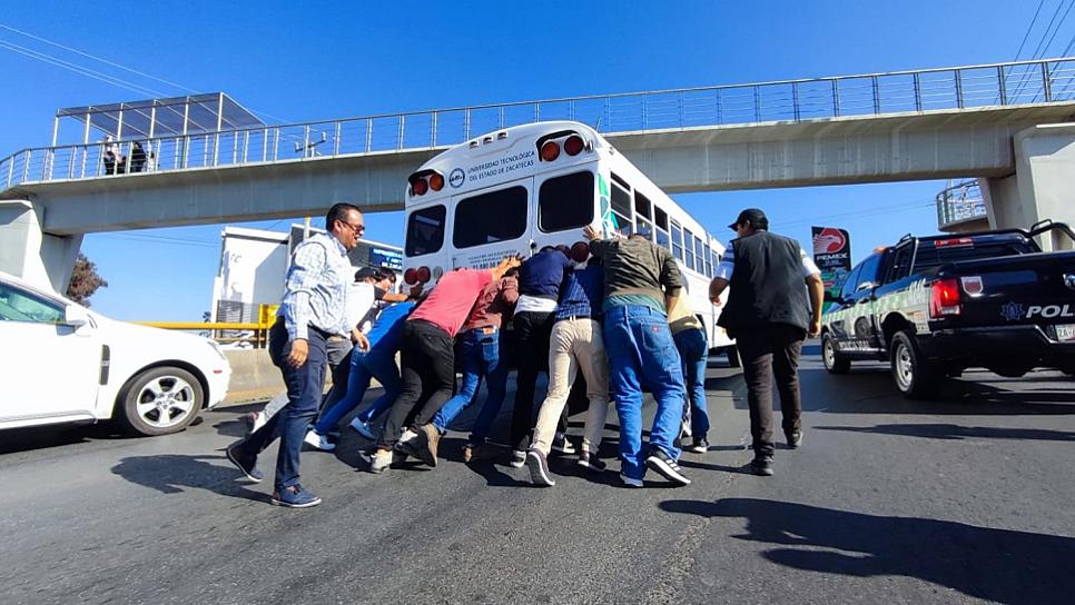 SE DESCOMPONE AUTOBÚS DE LA UTZAC EN MEDIO DE UNA MANIFESTACIÓN