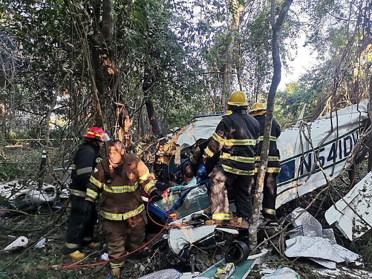 SE DESPLOMA AVIONETA EN PUERTO VALLARTA; RESCATAN A DOS TRIPULANTES