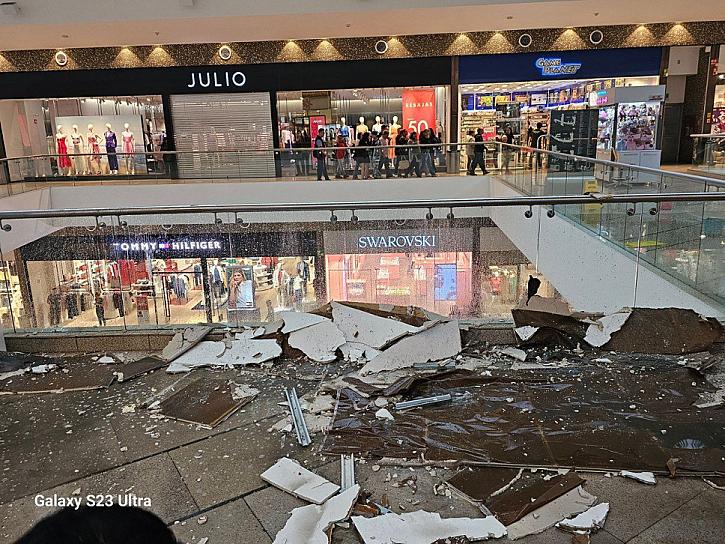 SE DESPLOMA EL TECHO DEL CENTRO COMERCIAL COMERCIAL