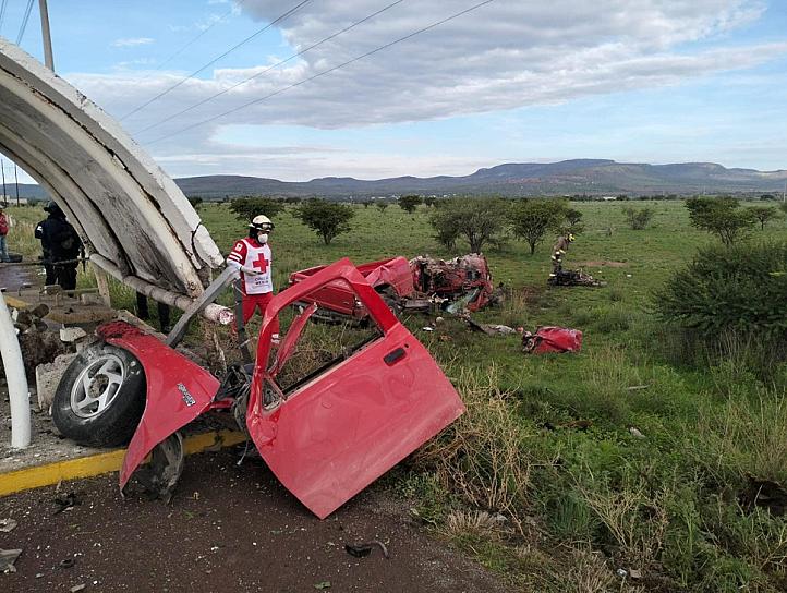SE DESTRUYE UNA CAMIONETA POR ACCIDENTE VEHICULAR