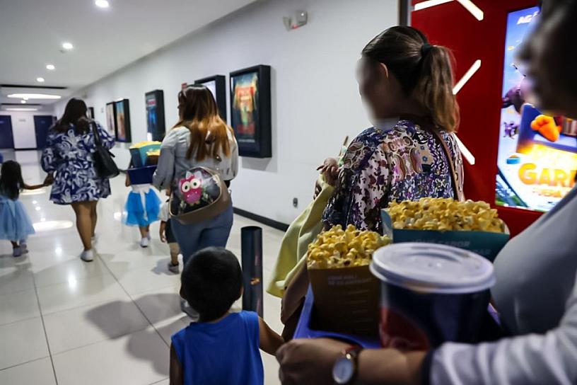 SE DIVIERTEN INFANTES DEL CAVIZ EN TARDE DE CINE 