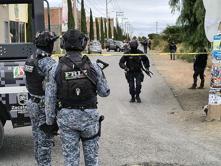 SE ENFRENTAN PEP Y CIVILES ARMADOS EN EL FRACCIONAMIENTO BUGAMBILIAS  