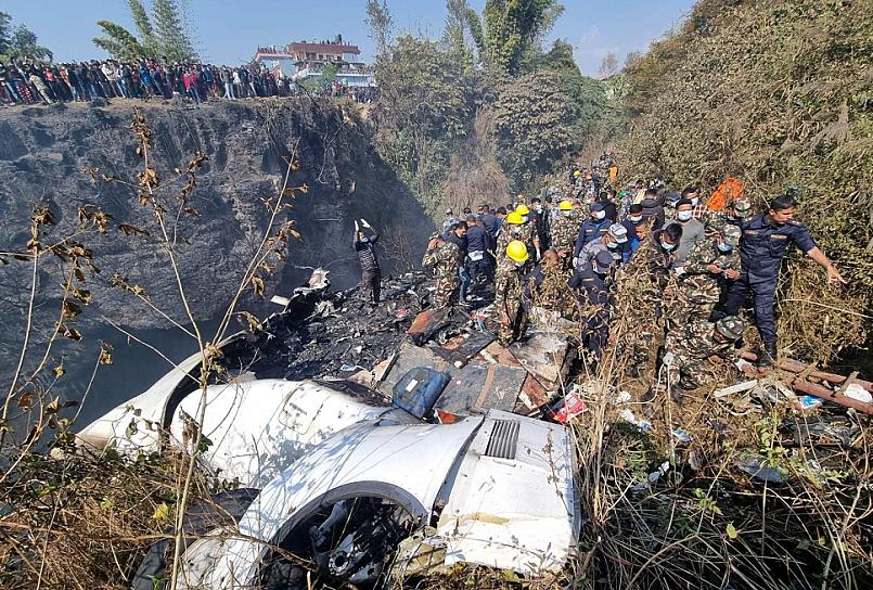 SE ESTRELLA AVIÓN EN NEPAL; REPORTAN AL MENOS 68 MUERTOS