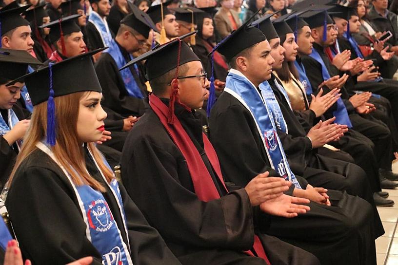 SE GRADÚAN 306 ALUMNOS DE LA UPZ