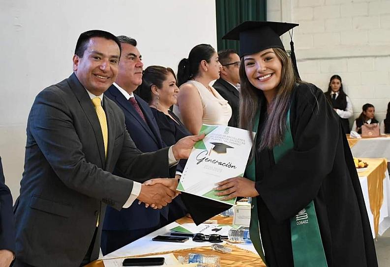 SE GRADÚAN ESTUDIANTES DEL COBAEZ EN VALPARAÍSO