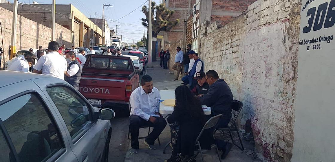 SEGUNDO DÍA DE PLANTÓN DE TAXISTAS EN LA SUBSECRETARIA DEL TRANSPORTE; SI TITULAR IMPROVISA OFICINA BANQUETERA 