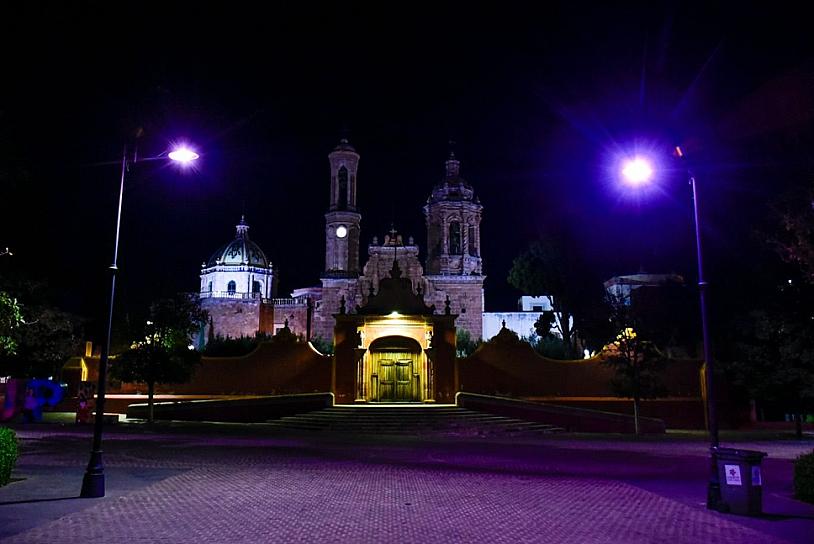 SE ILUMINA DE ROSA EL JARDÍN JUÁREZ POR DEL DÍA MUNDIAL DE LA LUCHA CONTRA EL CÁNCER DE MAMA