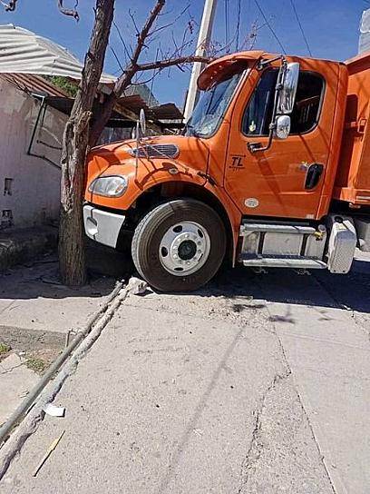 SE IMPACTA CAMIÓN DE CARGA CONTRA UNA VIVIENDA EN CONCHA DEL ORO 