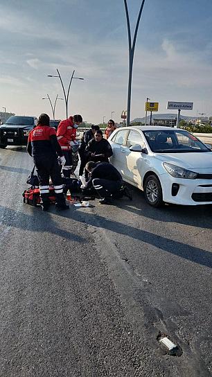 SE IMPACTA MOTOCICLETA CONTRA AUTO COMPACTO EN PUENTE DE SORIANA 