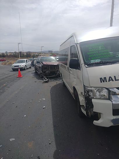 SE IMPACTAN CAMIONETA Y COMBI; REPORTAN SOLO DAÑOS MATERIALES