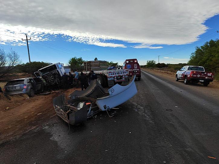 SE IMPACTAN TRAILER Y VEHÍCULO COMPACTO