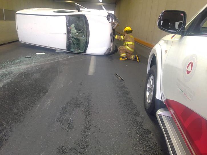 SE IMPACTA VEHÍCULO CON MURO DE CONTENCIÓN