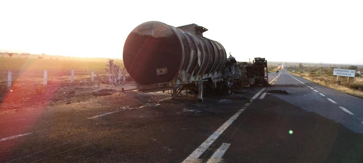 SE INCENCIA PIPA CON COMBUSTIBLE EN LA CARRETERA FEDERAL 45 