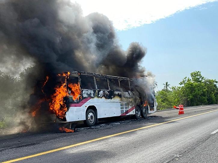 SE INCENDIA AUTOBÚS EN MANZANILLO