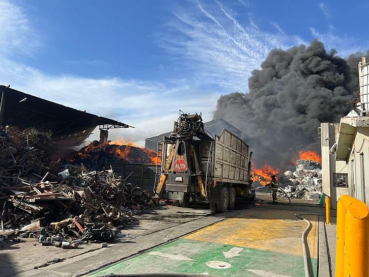 CONTROLAN INCENDIO EN BODEGA DE MATERIAL RECICLABLE 