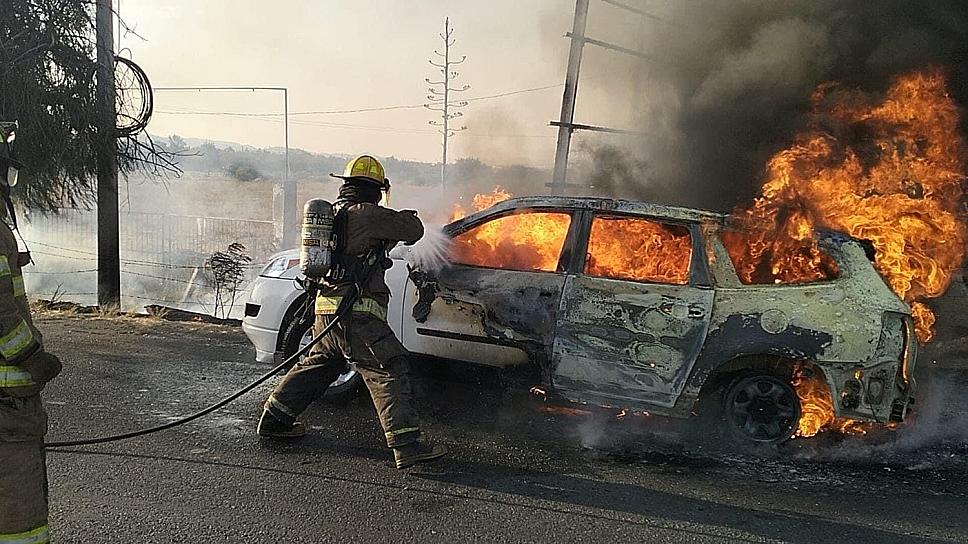 SE INCENDIA CAMIONETA EN CARRETERA FEDERAL 45
