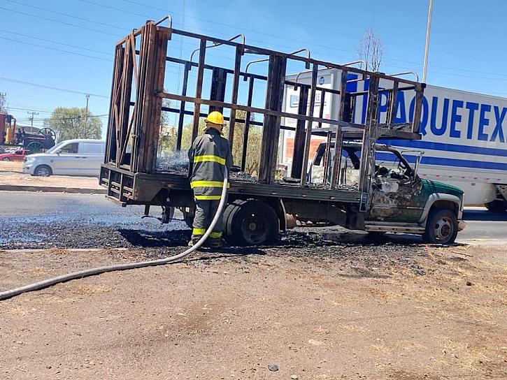 SE INCENDIA CAMIONETA EN TRÁNSITO PESADO