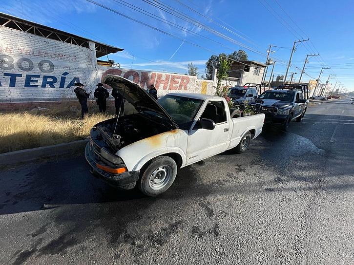 Se incendia camioneta mientras circulaba por Tránsito Pesado 