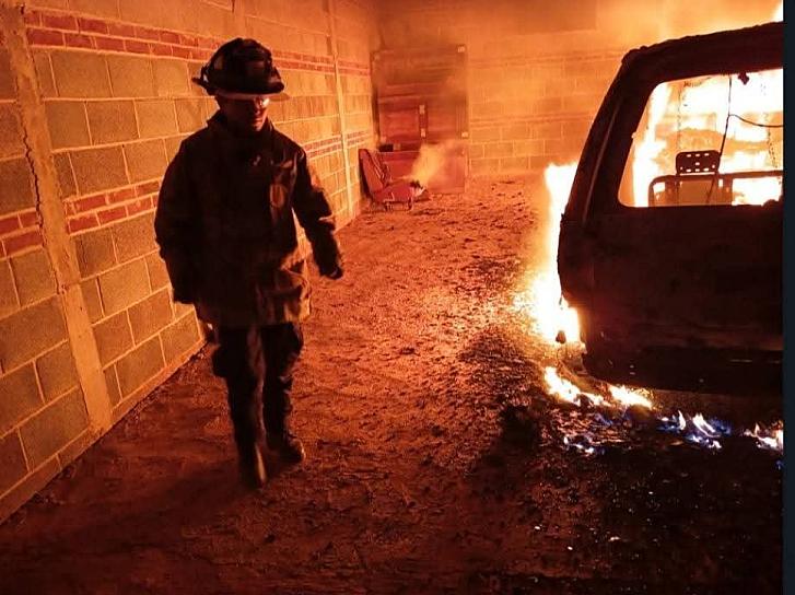 Se incendia casa abandonada con una camioneta adentro en Picones 