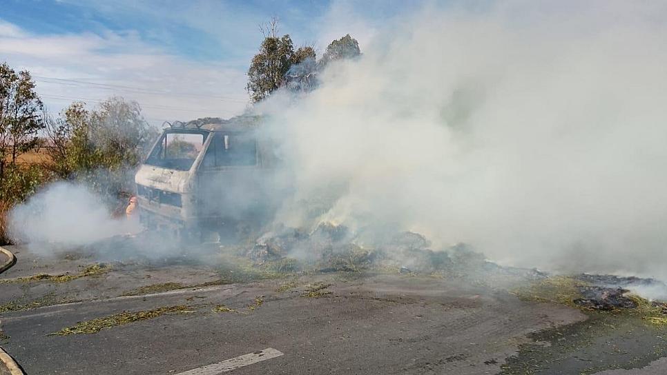 Se incendia en Morelos un camión que transportaba pastura 