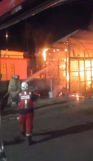 SE INCENDIA FLORERÍA A LAS AFUERAS DEL PANTEÓN DE HERRERA