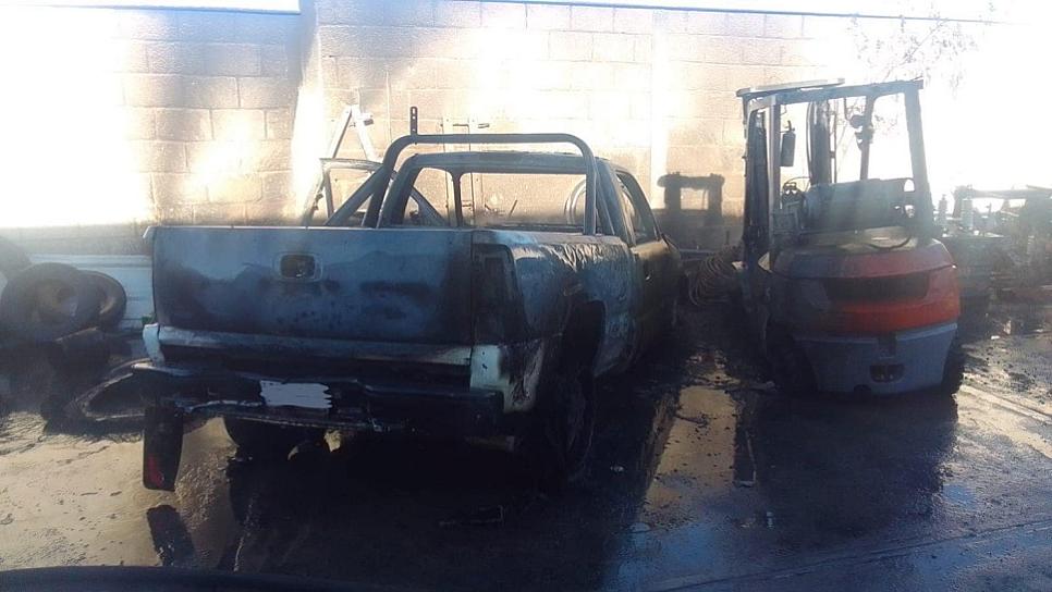 SE INCENDIAN VEHÍCULOS EN TALLER MECÁNICO 
