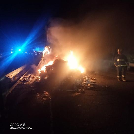 SE INCENDIA TRÁILER QUE TRANSPORTABA ROLLOS DE TELA EN MORELOS