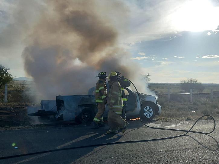 SE INCENDIA VEHÍCULO EN LA CARRETERA A COMUNIDAD PALMIRA