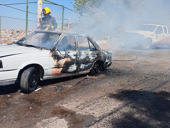 SE INCENDIA VEHÍCULO EN LA COLONIA CENTRO 