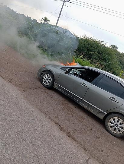 SE INCENDIA VEHÍCULO EN TLALTENANGO