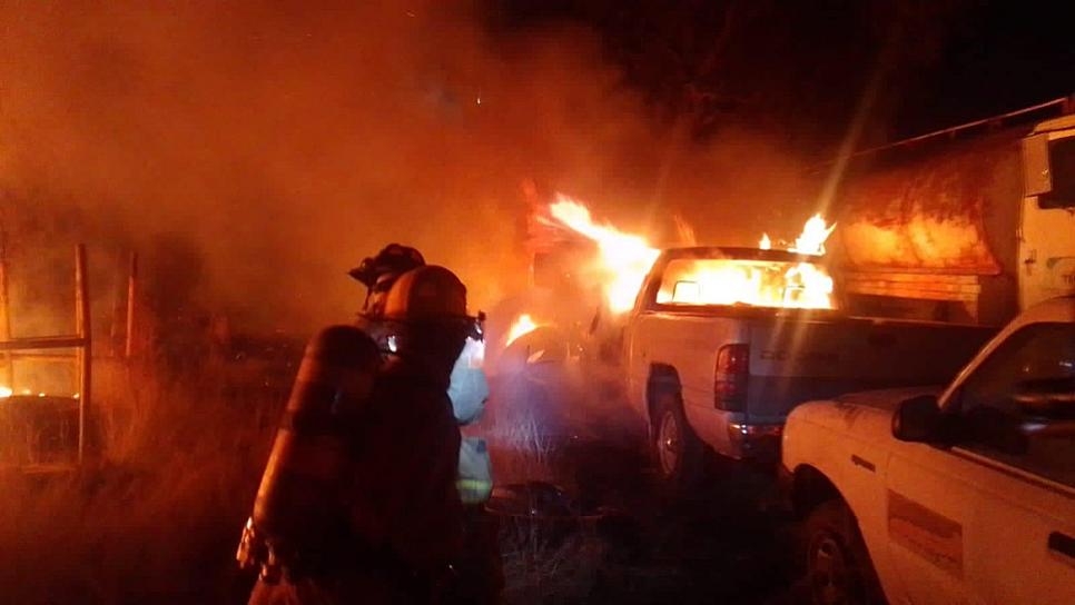 SE INCENDIA YONQUE EN GUADALUPE; HAY PÉRDIDA TOTAL DE 3 VEHÍCULOS