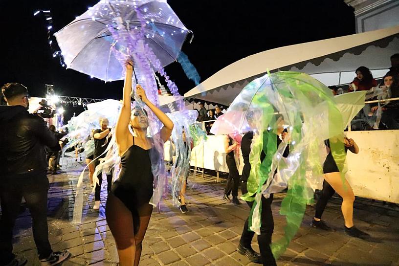 SE INUNDAN CALLES DE JEREZ DE ALEGRÍA Y COLOR CON DESFILE NOCTURNO DE CARNAVAL