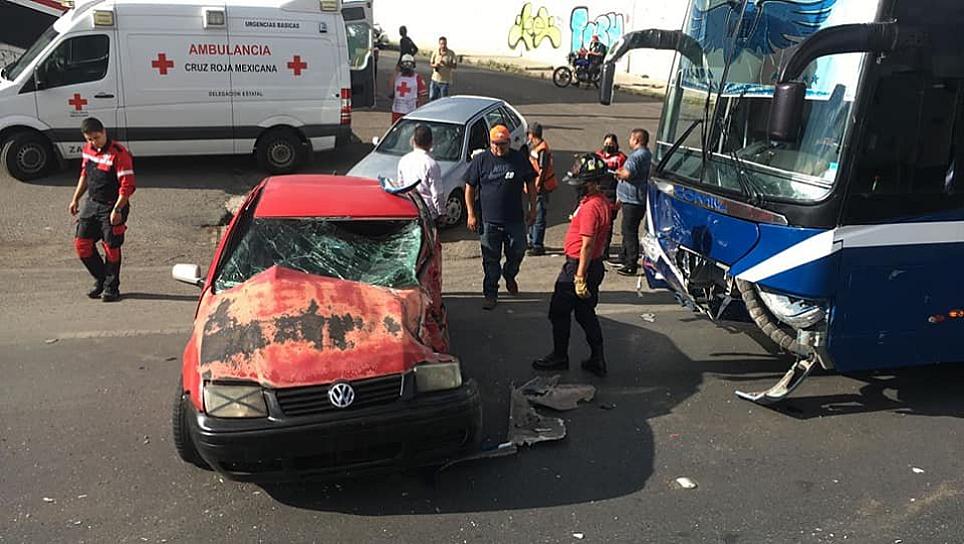 SE LE ATRAVISA AL AUTOBÚS EN TRÁNSITO PESADO