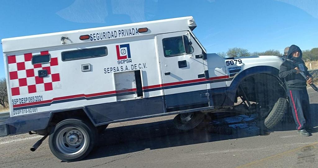 Se le salen las llantas a una camioneta de valores en Jerez 