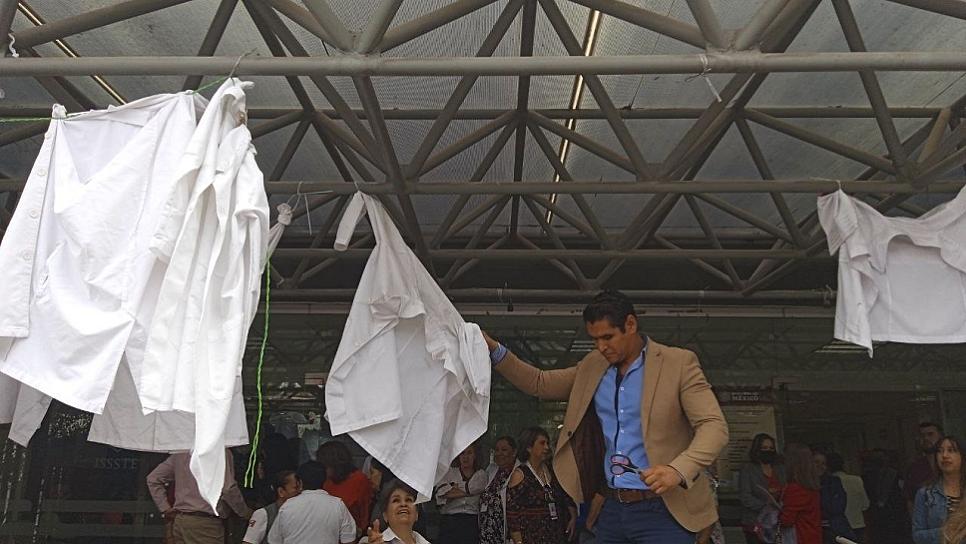 SE LEVANTAN LAS BATAS... SINDICALIZADOS DEL ISSSTE DAN POR TERMINADA JORNADA DE PROTESTA 