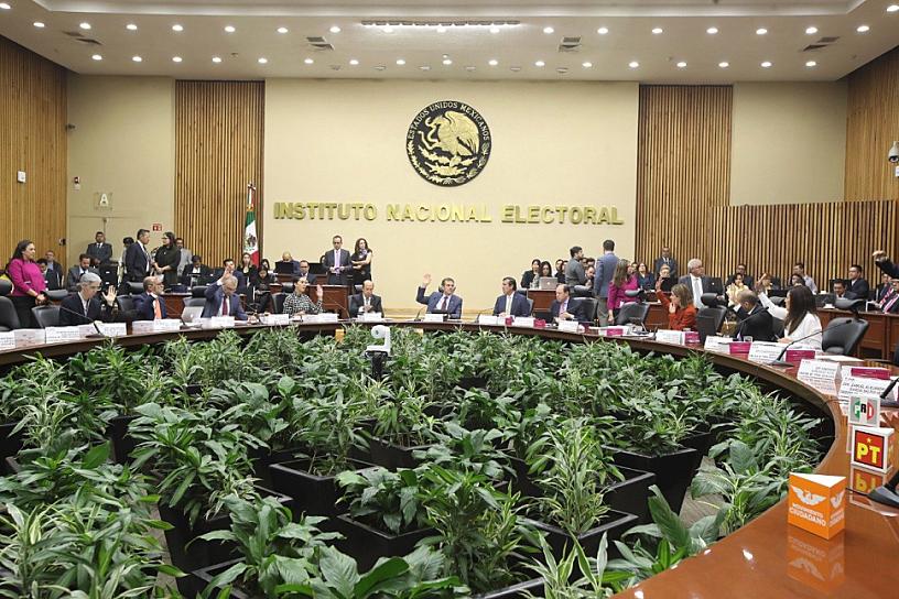 SE MANIFIESTAN A LAS AFUERAS DEL INE