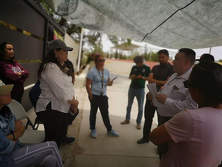 SE MANIFIESTAN DOCENTES DE LA SECUNDARIA 2; DENUNCIAN MALOS TRATOS DE LA DIRECTORA 