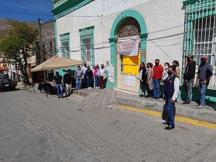 SE MANIFIESTAN EN ESCUELAS DEL SEMI DESIERTO POR FALTA DE PROFESORES