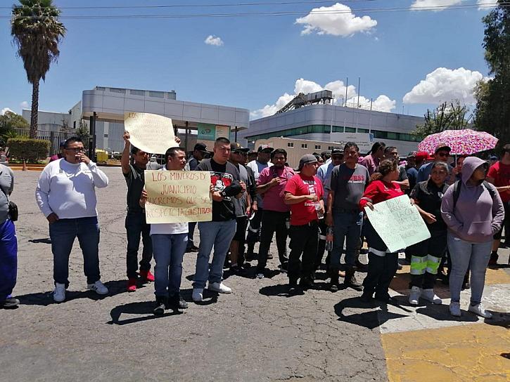 SE MANIFIESTAN MINEROS EN CONTRA DE REVISIONES DE LA STPS