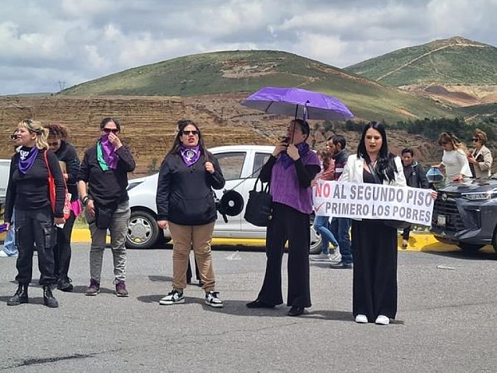 SE MANIFIESTAN MOVIMIENTO FEMINISTA Y OPOSITORES AL SEGUNDO PISO