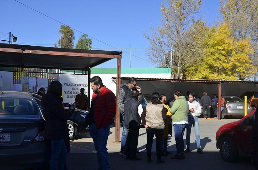 SE MANIFIESTAN PADRES DE FAMILIA POR FALTA DE PROFESORES; SI NO HAY RESPUESTA TOMARÁN EL BULEVAR