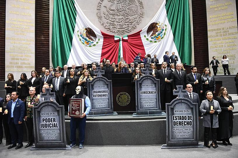 SE MANIFIESTAN PANISTAS EN LA CÁMARA DE DIPUTADOS POR MUERTE DE LA DEMOCRACIA 