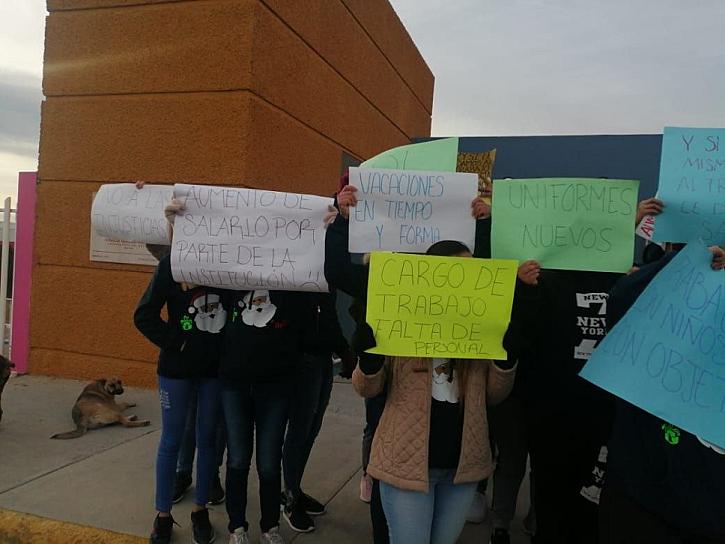 SE MANIFIESTAN TRABAJADORAS DE LA GUARDERIA ROSA Y PLATA