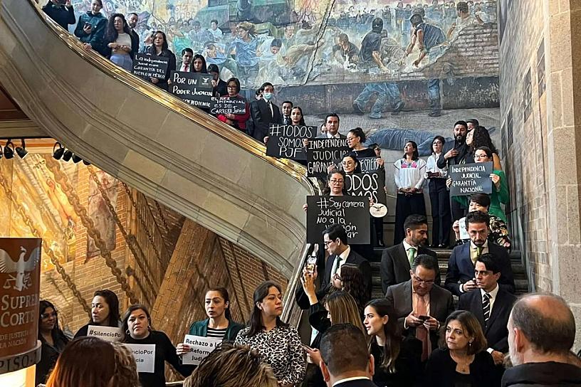 SE MANIFIESTAN TRABAJADORES DE LA SCJN CONTRA LA REFORMA AL PODER JUDICIAL