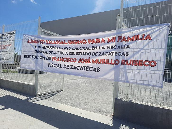 SE MANIFIESTAN TRABAJADORES DEL CENTRO DE JUSTICIA PARA LAS MUJERES 