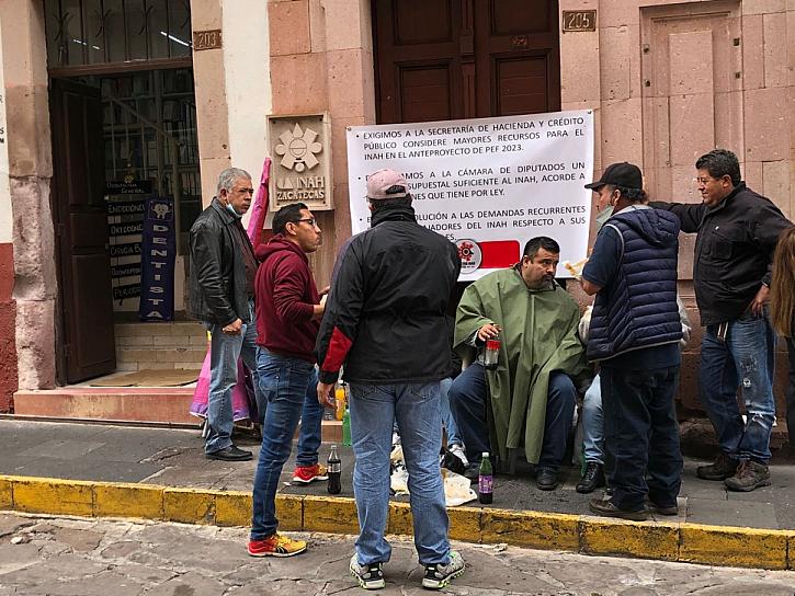 SE MANIFIESTAN TRABAJADORES DEL INAH POR FALTA DE PERSONAL