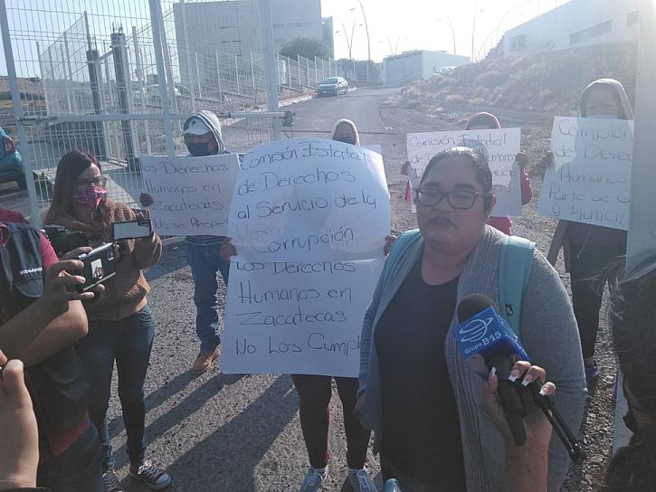SE MANIFIESTAN TRABAJADORES DESPEDIDOS DE TRANCOSO EN LA CDHEZ