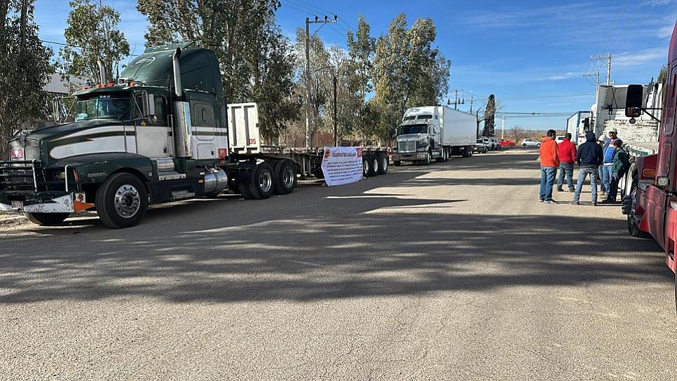 Se manifiestan transportistas zacatecanos contra Jugos del Valle 