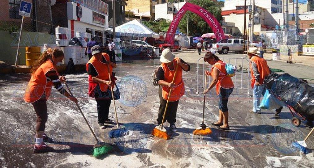 SE MANIFIESTAN TRABAJADORAS DE BARRIDO MANUAL EN LA FENAZA 